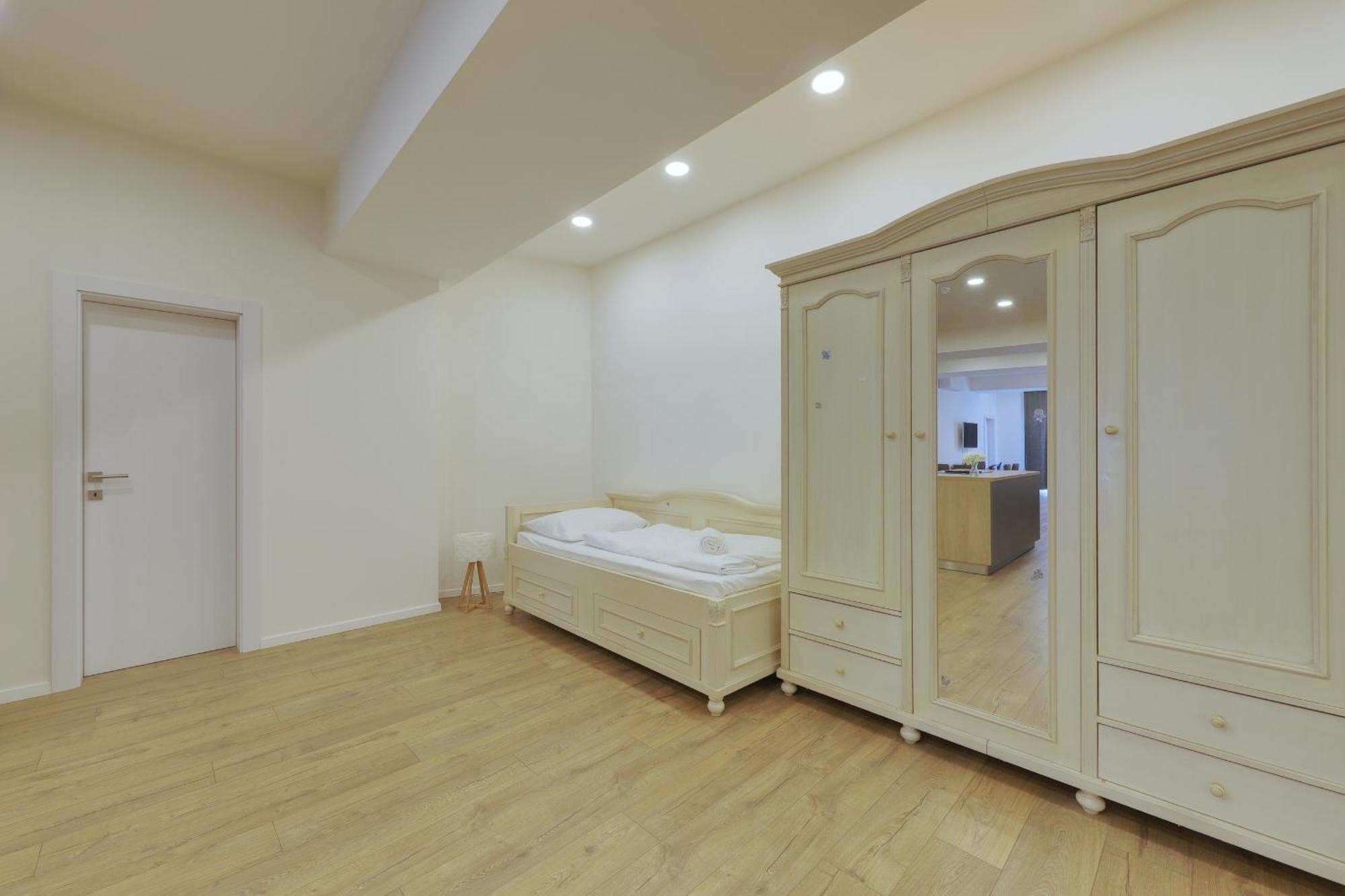 Shone Apartment Old Town 2 Bedroom Bratislava Buitenkant foto